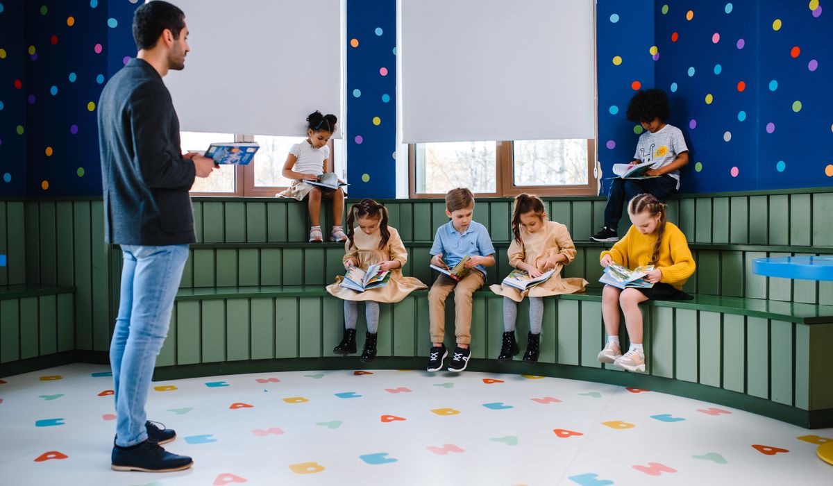 Educatoare citind o poveste în engleză copiilor din grupă
