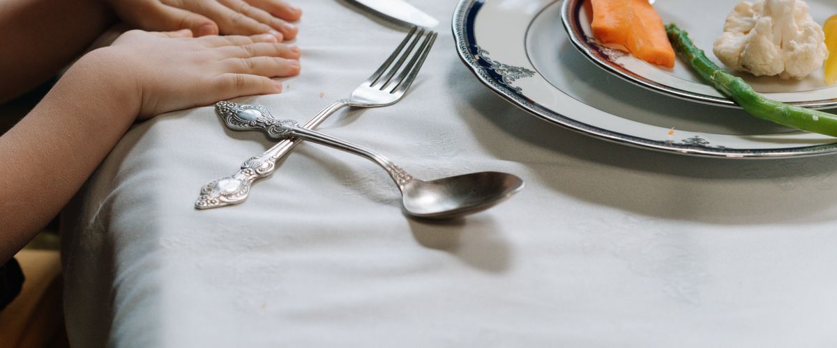 Masă de prânz sănătoasă cu legume, pregătită pentru copii